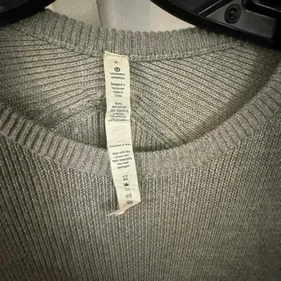 Lululemon women gray knit sweater thumb holes curved hem size 6 perfect! - Picture 3 of 15